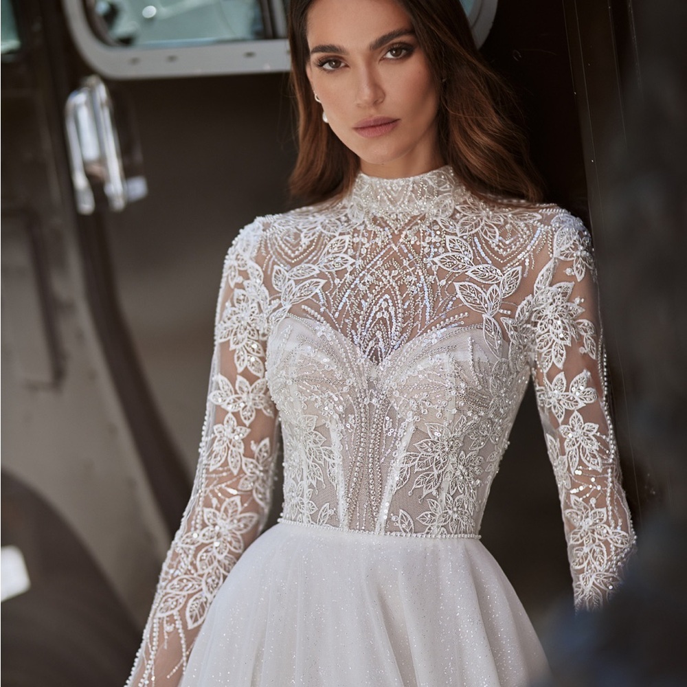 Exquisite White Floral Lace Long Sleeve Wedding Dress